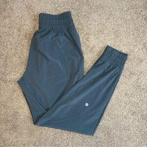 Lululemon Athletica Sage Green Lightweight Joggers Activewear Yoga Women’s 6 EUC